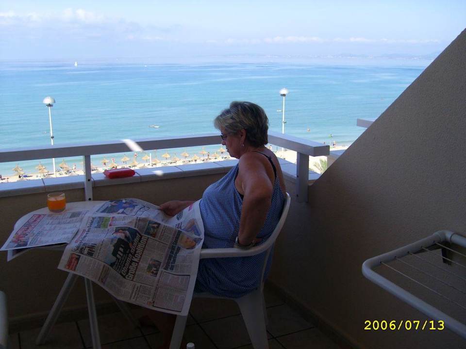 Zeitung lesen auf den Balkon Iberostar Waves Bahia de Palma