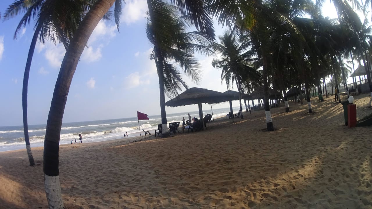 Strand Blick rechts Hotel Ideal Beach Resort