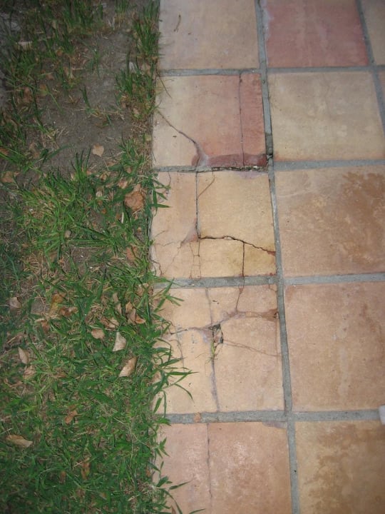 Kaputte Terrassenplatten Hotel Miramare Park