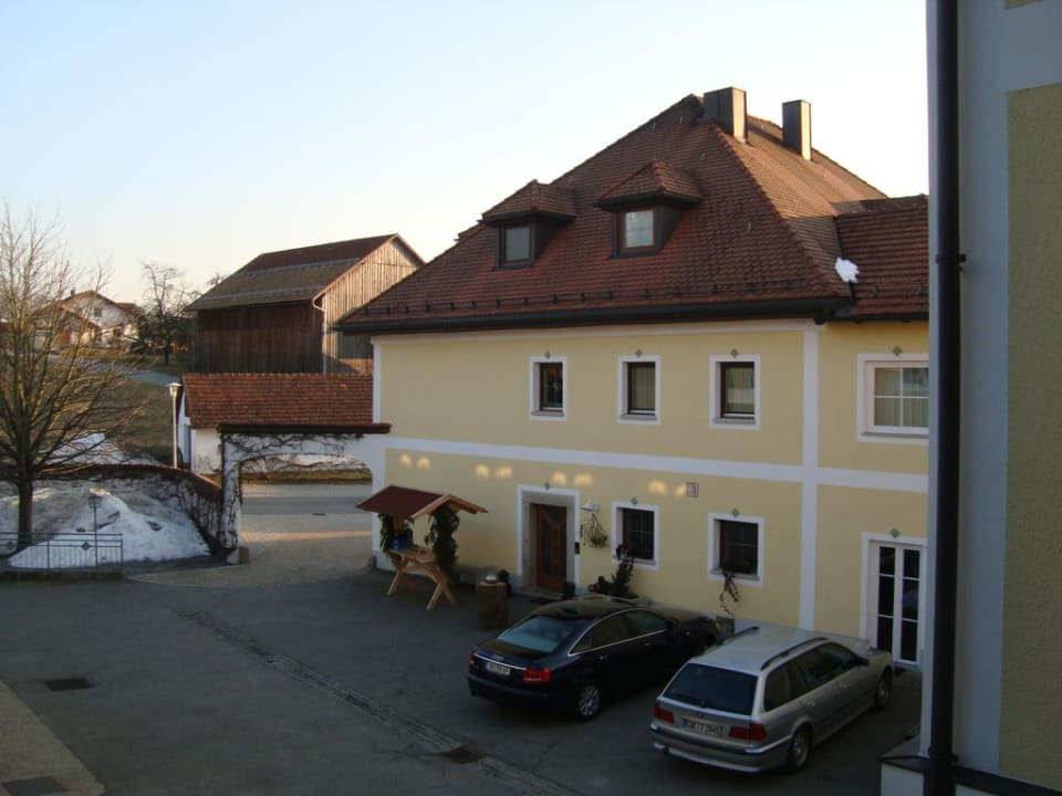 Hotelanlage mit Innenhof und Parkplatz Landhotel Brandlhof