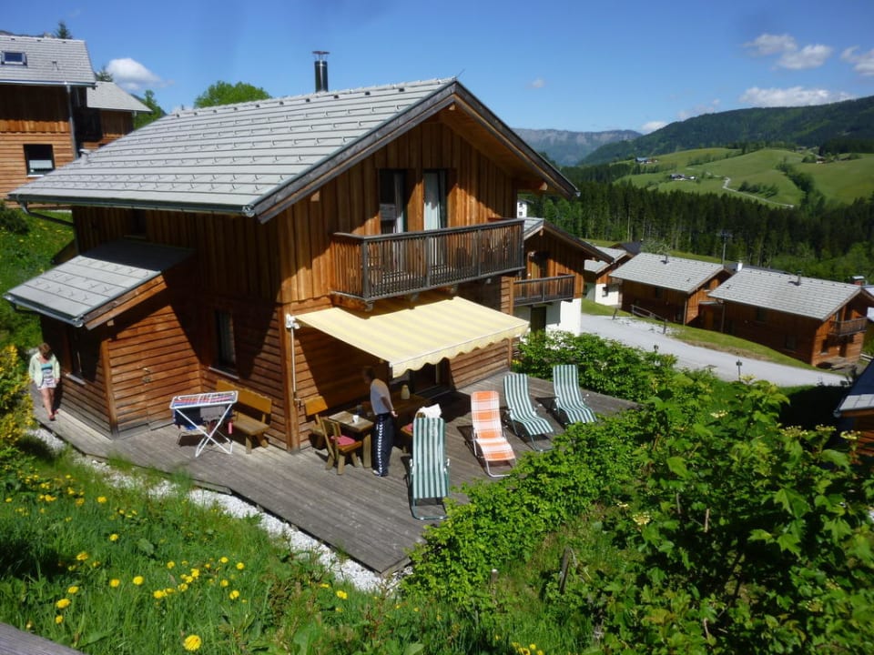Sonnenbaden auf der Terrasse Alpendorf Dachstein West by ALPS RESORTS