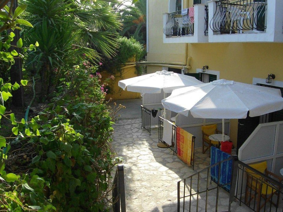 Drei kleine Zimmer in der Kellerebene Porto Koukla Beach