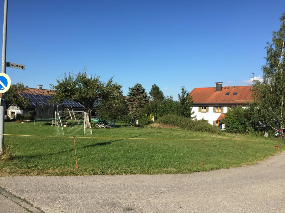 Spielwiese direkt am Ferienhaus Hof am Weissensee