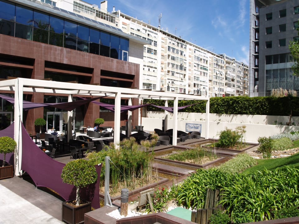 Ruhebereich vor dem Hotel  Corinthia Lisbon