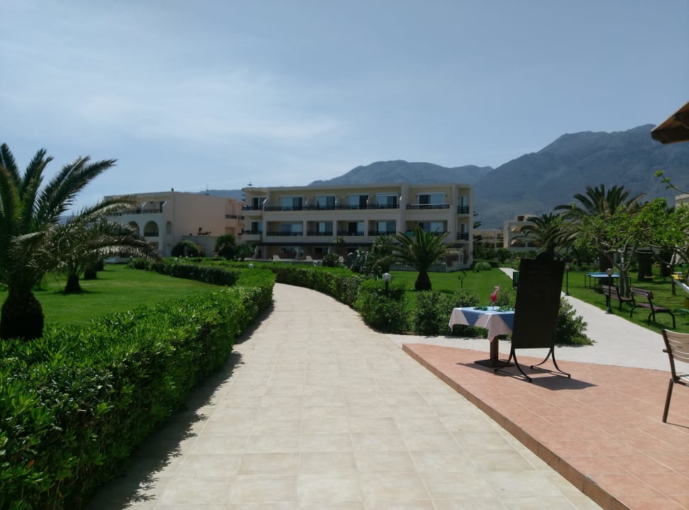Blick vom Strand in Richtung Hotel Vantaris Palace