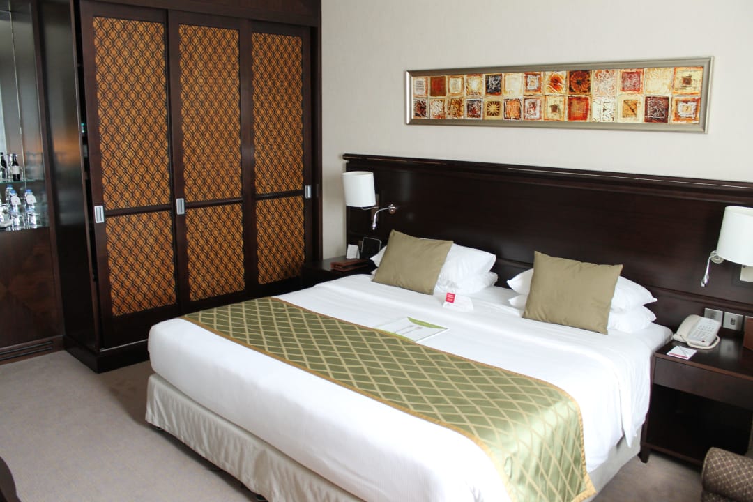 Zimmer linke Seite Crowne Plaza Jumeirah Dubai