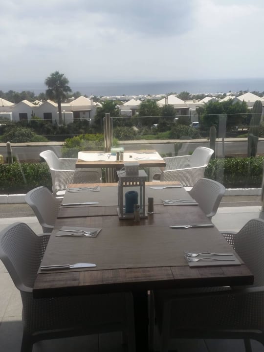 Essen auf der Terrasse mit Blick aufs Meer im Hint Labranda Alyssa Suite Hotel