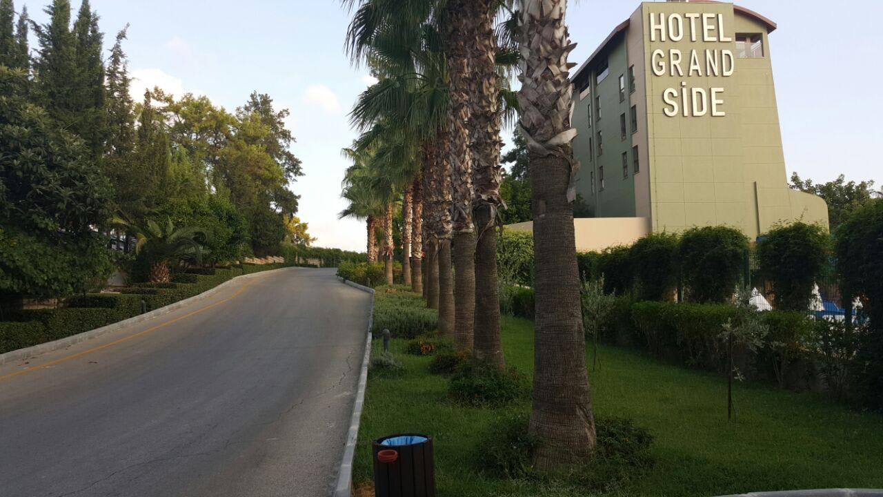 Weg rauf zum Hotel/Lobby Hotel Grand Side
