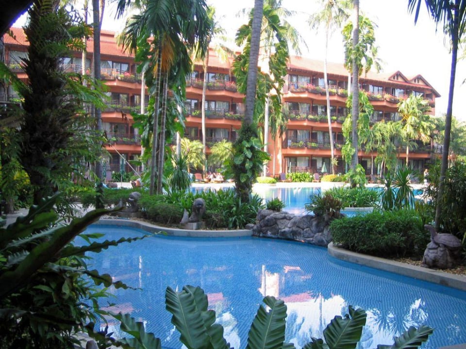 Blick vom Haupthaus auf ersten Pool Courtyard by Marriott Phuket, Patong Beach Resort