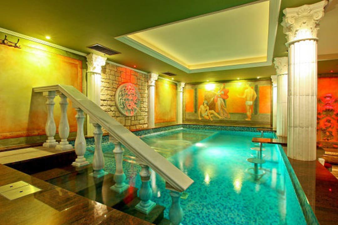 Basen z leżankami masującymi Hotel Pałac Saturna