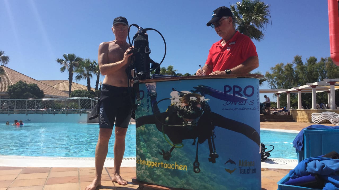 Schnuppertauchen im Pool Aldiana Club Andalusien