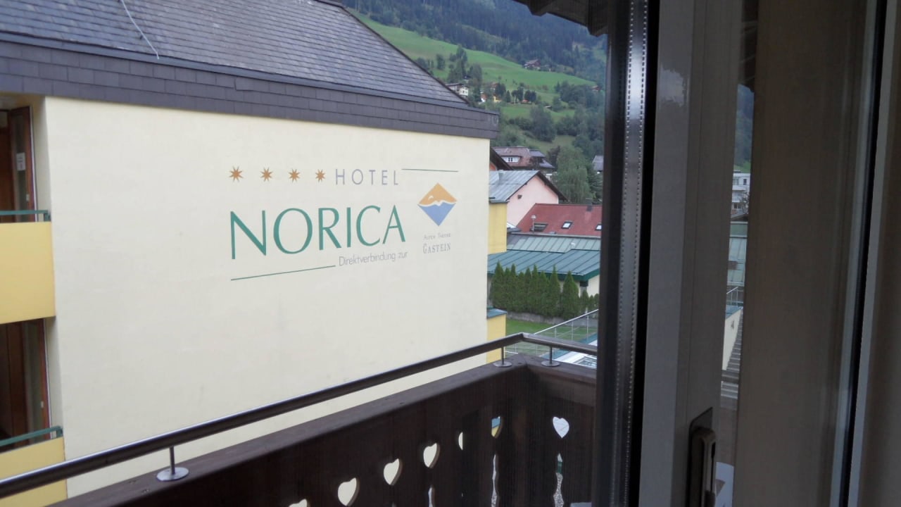 Blick vom Balkon zum Nchbarhotel Hotel Österreichischer Hof