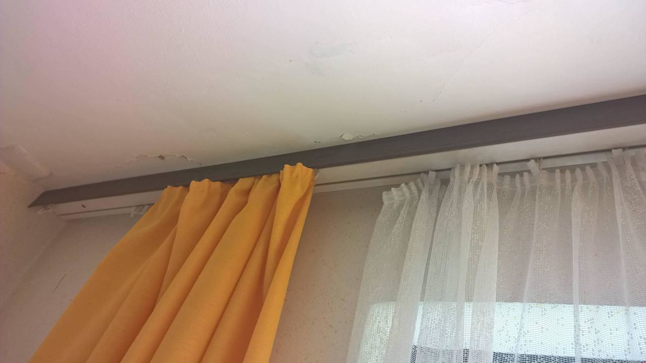 Odpadający tynk w pokoju Centrum Kongresów i Rekreacji Orle Gniazdo