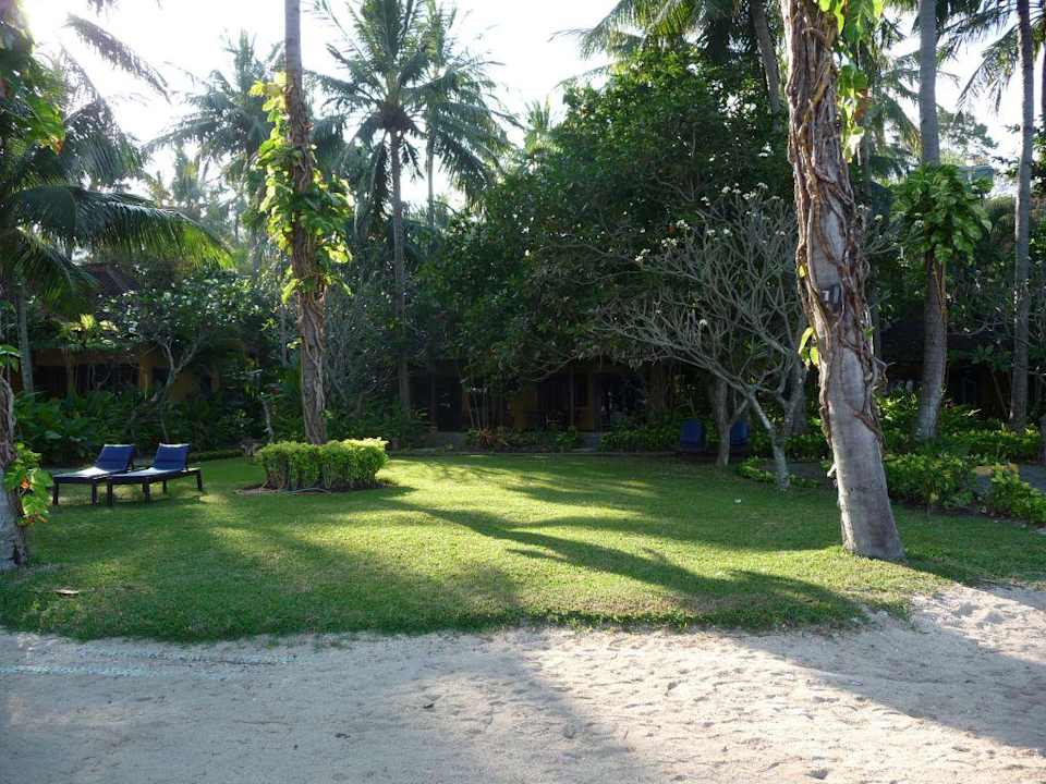 Garten mit Bungalows Hotel Alang-Alang Boutique Beach Resort