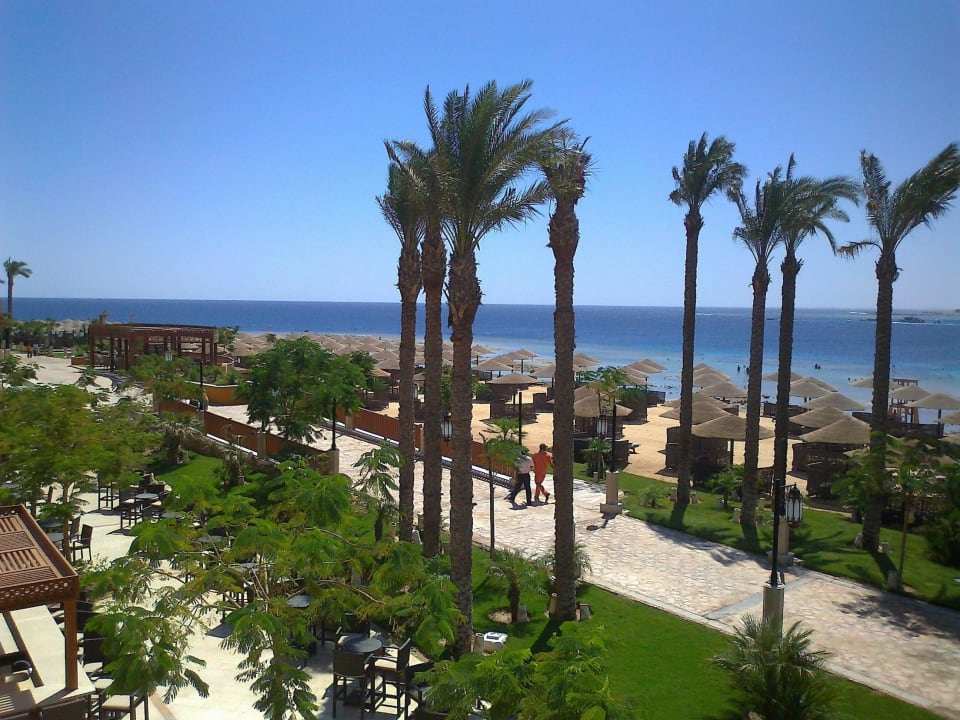 Der Blick von der Anlage zum Strand Grand Waterworld Makadi & Family Star Makadi