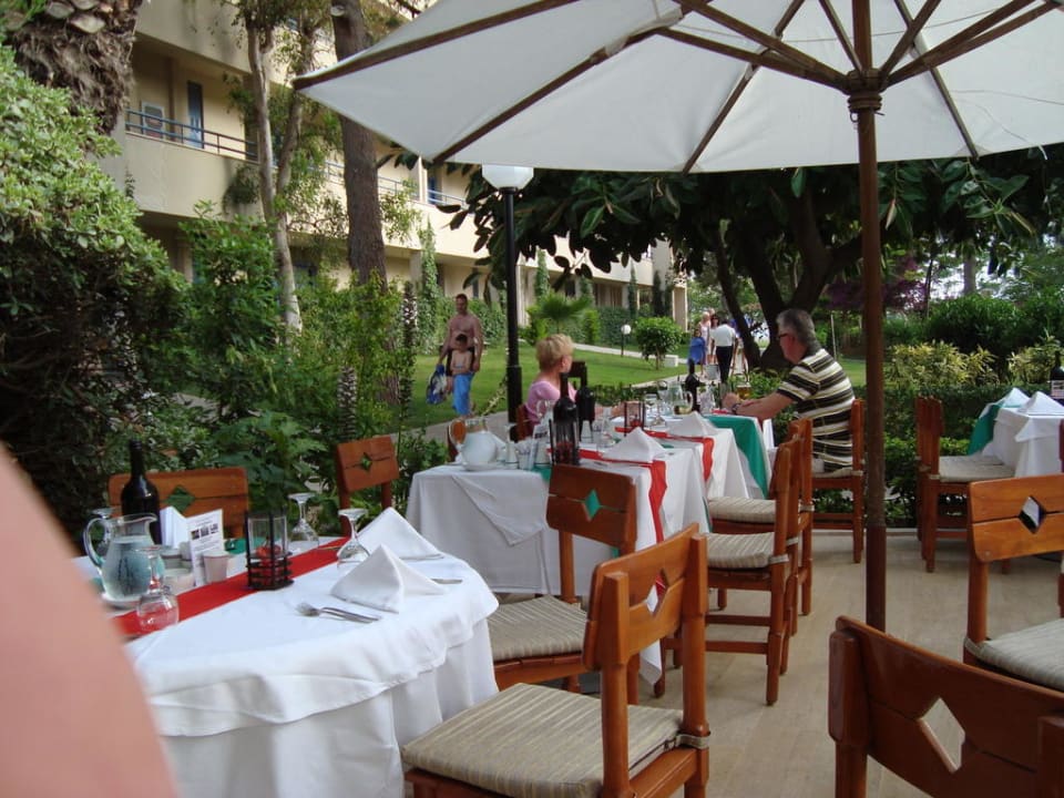 Gemütliches Abendessen im Grünen Labranda Alantur Resort