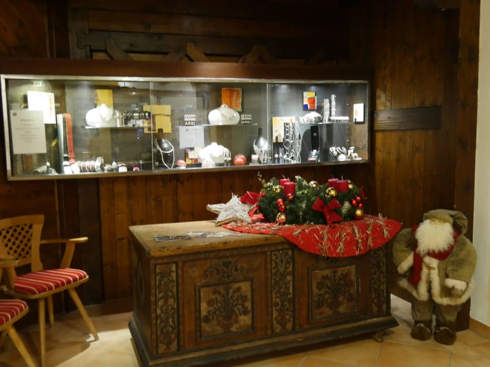 Vitrine & Truhe im Umfeld der Bar Hapimag Resort St. Michael