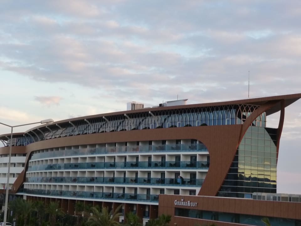 Von der Strassenseite her Granada Luxury Okurcalar
