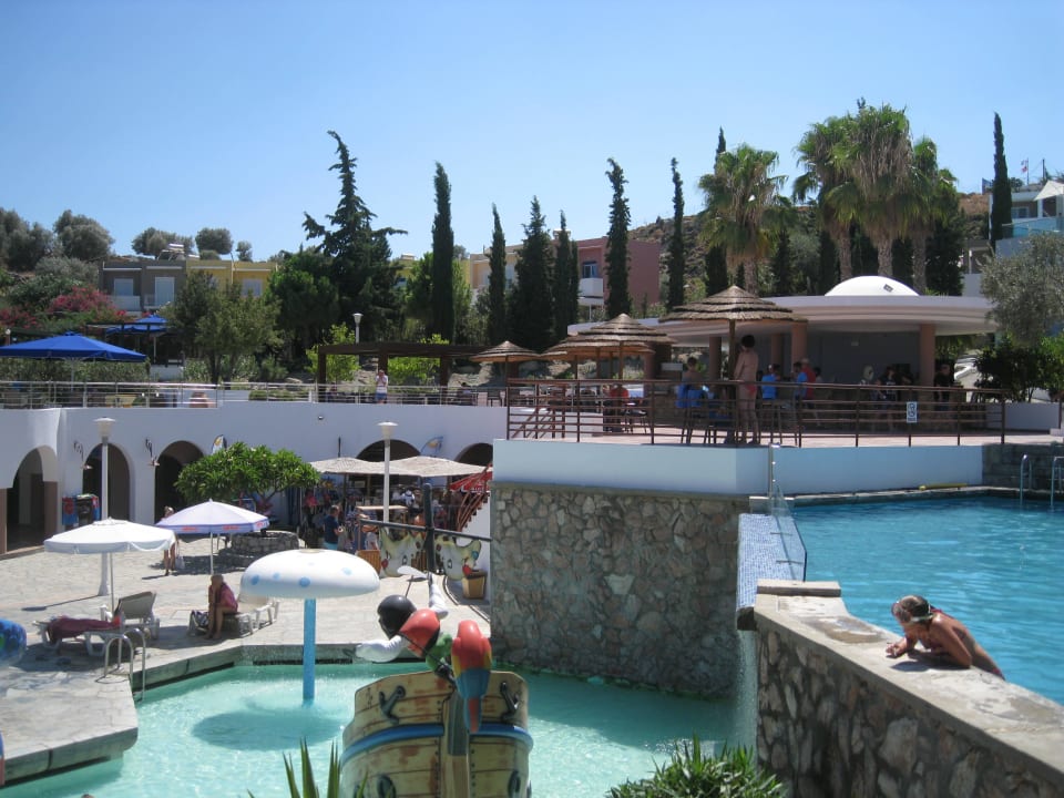 Blick auf oberen und unteren Pool und die Poolbar alltoura Club Hotel Porto Angeli Beach Resort