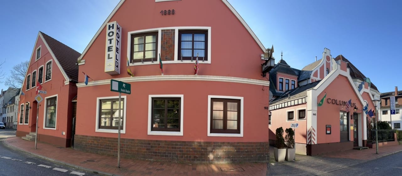 Außenansicht Hotel Columbus & Columbus Glamping