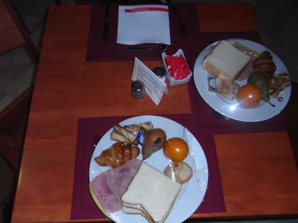 Vorbereitetes Frühstück vor einem Ausflug Sol Sancti Petri Apartamentos