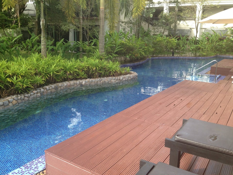 Pool direkt vor dem Zimmer La Flora Khao Lak