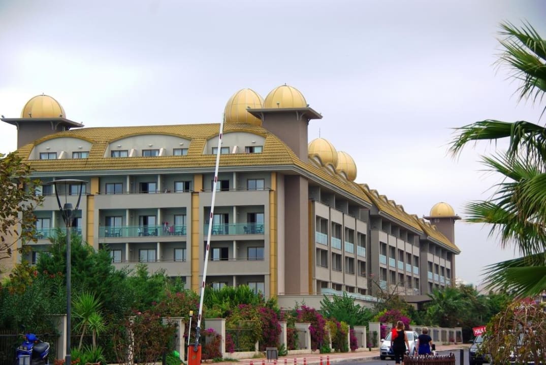 Von der Strasse aus gesehen 25-27.11. Aydinbey Kings Palace & Spa