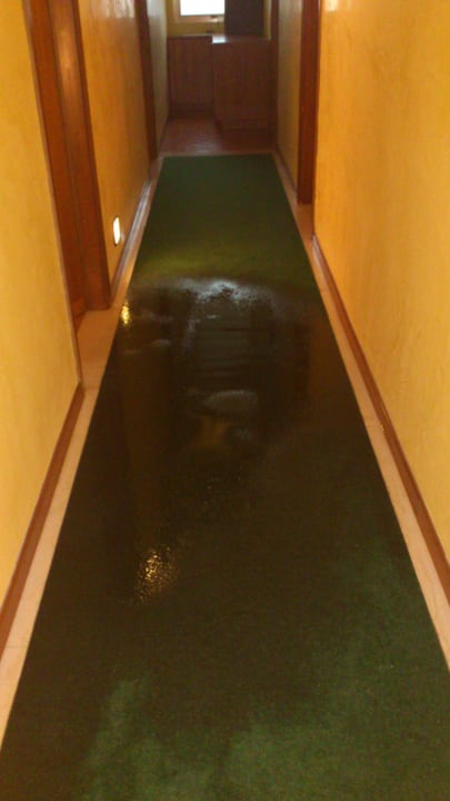 Überschwemmung bis nach draußen in den Hotelgang Hotel Galles