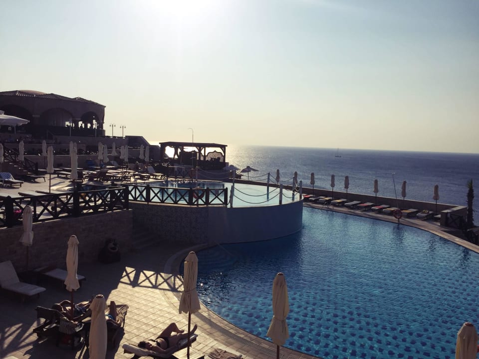 Pool und Essensanlage Hotel Kalithea Horizon Royal