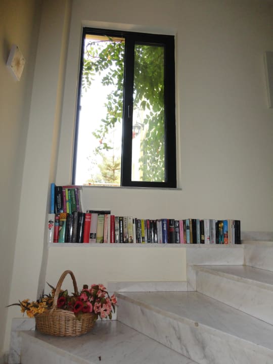 Treppenhaus mit Auswahl an Büchern Hotel Paradise