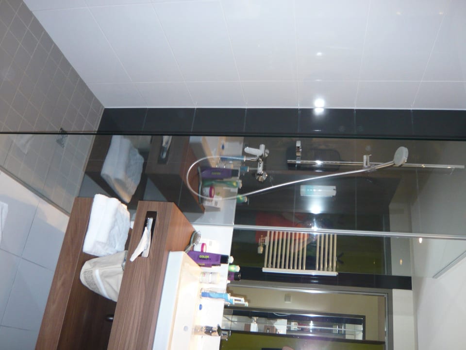 Das Badezimmer - Klein aber fein! Austria Trend Hotel Doppio