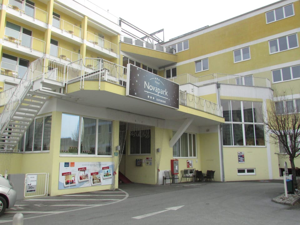 Hotelansicht NOVAPARK Flugzeughotel Graz