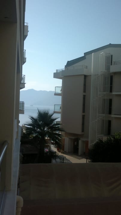 Blick vom 1. Stock auf's Meer Kayamaris Hotel