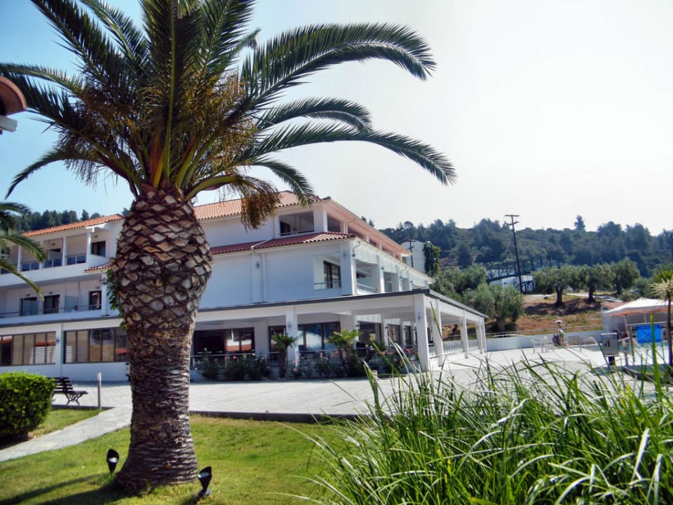 Anlage mit Frühstückbereich Hotel Lagomandra Beach