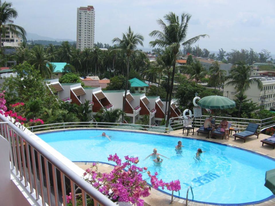 Blick seitlich vom Balkon Best Western Phuket Ocean Resort