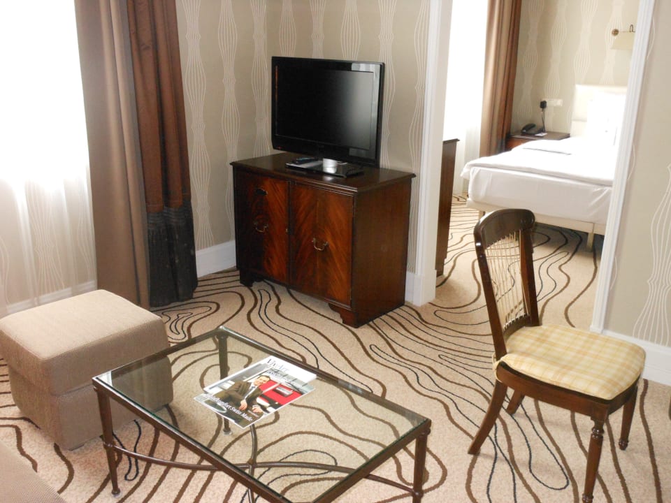 Juinor Suite 214 - Blick ins Zimmer Le Méridien Frankfurt