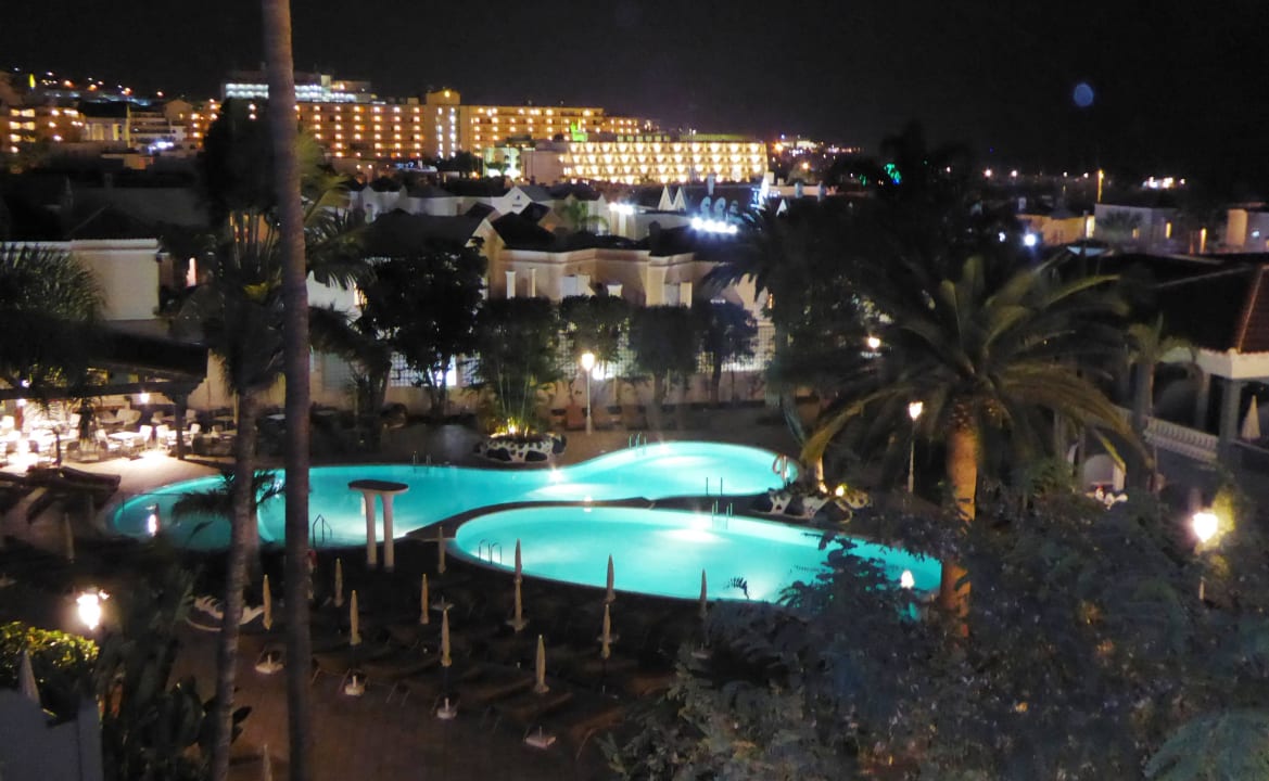 Blick am Abend auf Poolbereich Adrián Hoteles Colón Guanahaní - Adults only