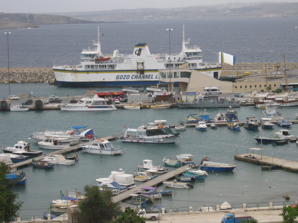 Blick von der Hotelterrasse auf den Hfen Grand Hotel Gozo