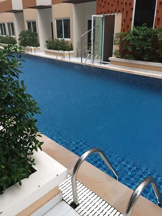 Pool mit Einstieg aus dem Zimmer Hotel Andatel Grandé Patong Phuket