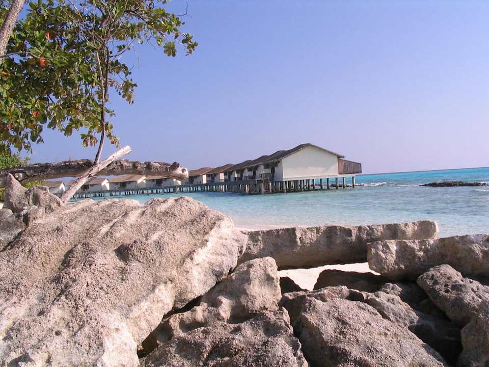 Große Brocken am Strand NH Collection Maldives Reethi Resort