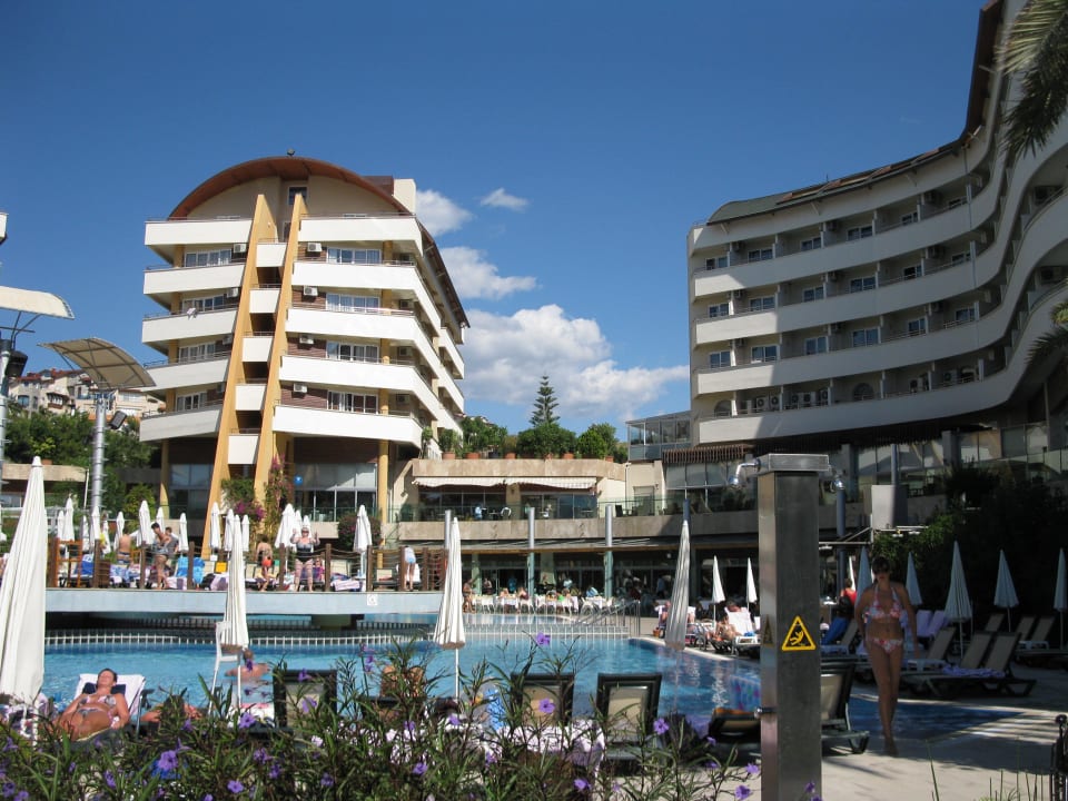 Haupthaus und einer der Türme Alaiye Resort & Spa