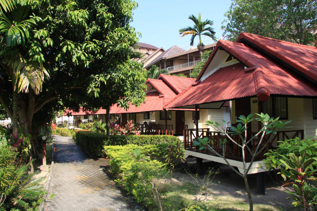 Hotelgarten mit Bungalow Long Bay Resort Koh Phangan