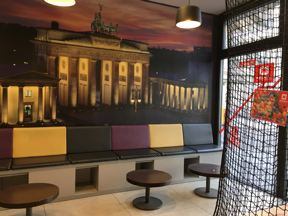 Lobby MEININGER Hotel Berlin Hauptbahnhof