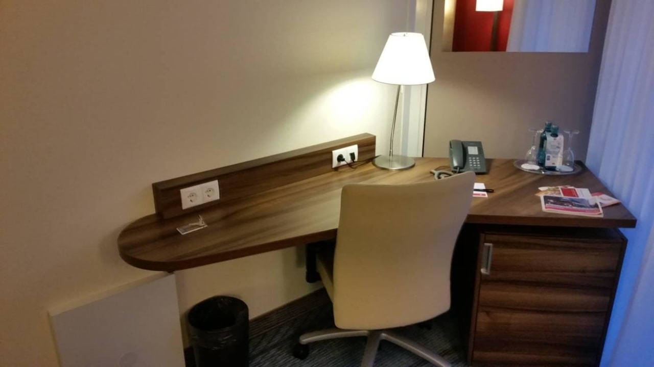 Schreibtisch H+ Hotel Köln Brühl
