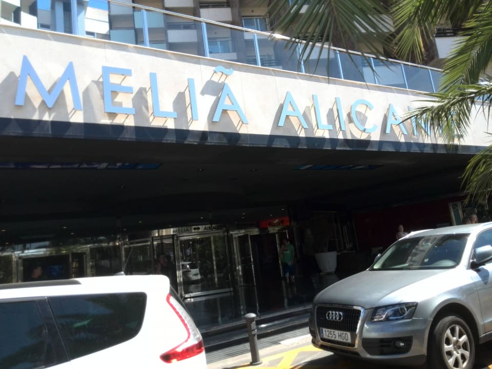 Entrada principal Hotel Meliá Alicante