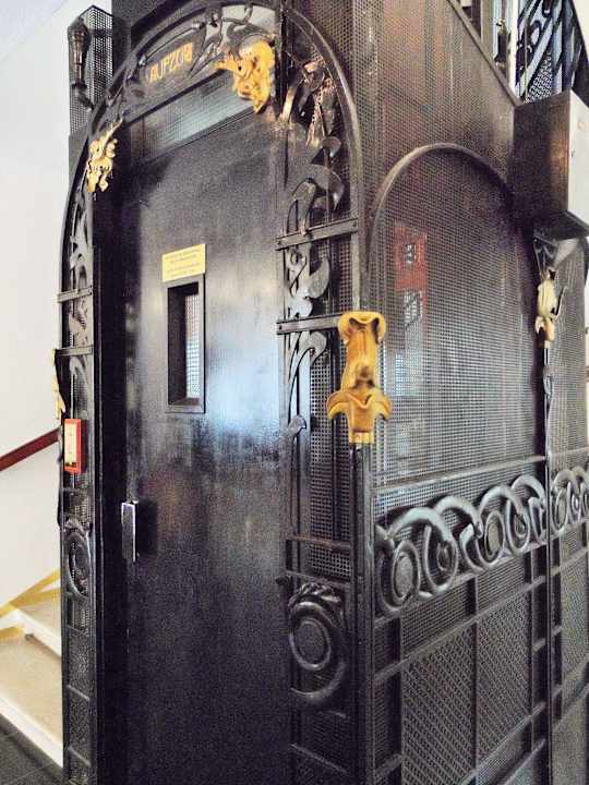 Der Lift Carlton Opera Hotel