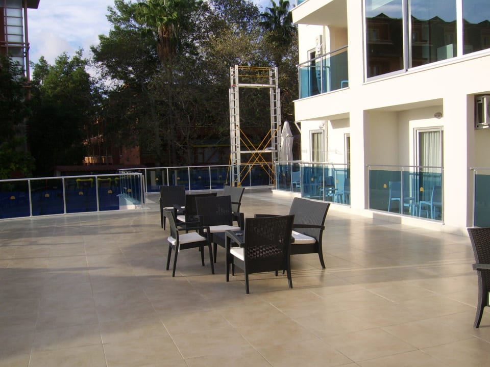 Terrasse rechts von der Lobbybar  Annabella Diamond Hotel & Spa