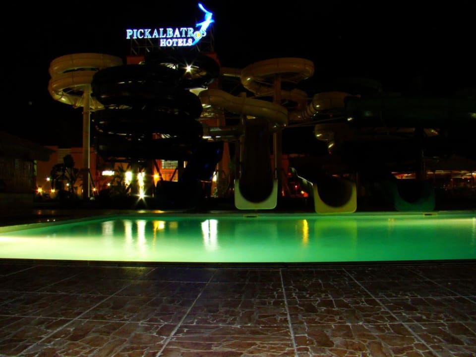 Zjeżdżalnie nocą Pickalbatros Aqua Park Resort - Hurghada