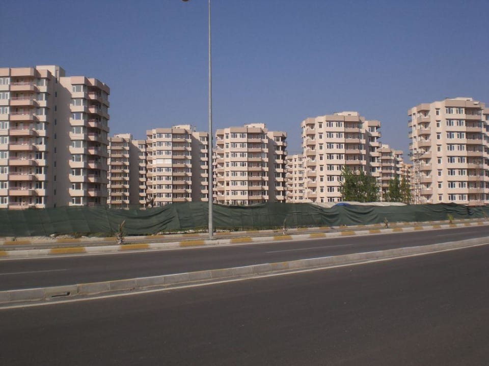 Häuserblocks vor dem Hotel Royal Wings Hotel