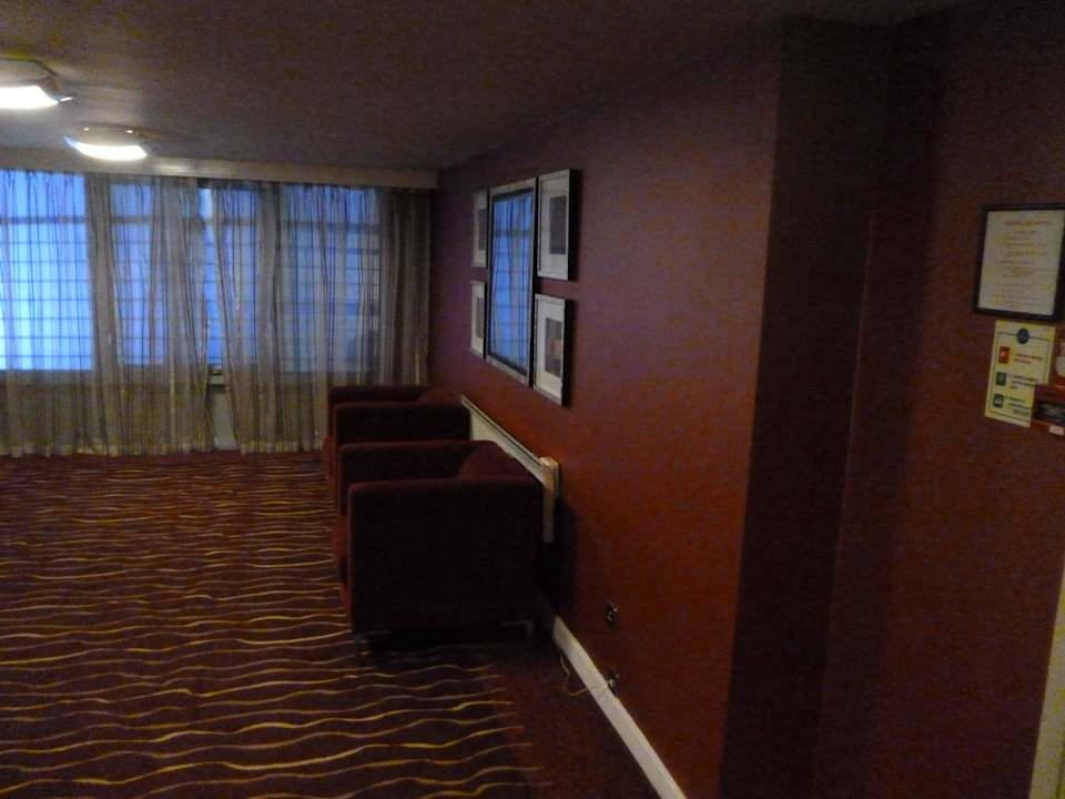 Kanapy koło wind Crowne Plaza London - Gatwick Airport